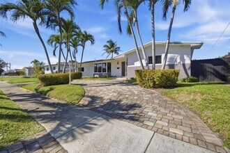 1871 NE 186th St in North Miami Beach, FL - Building Photo - Building Photo
