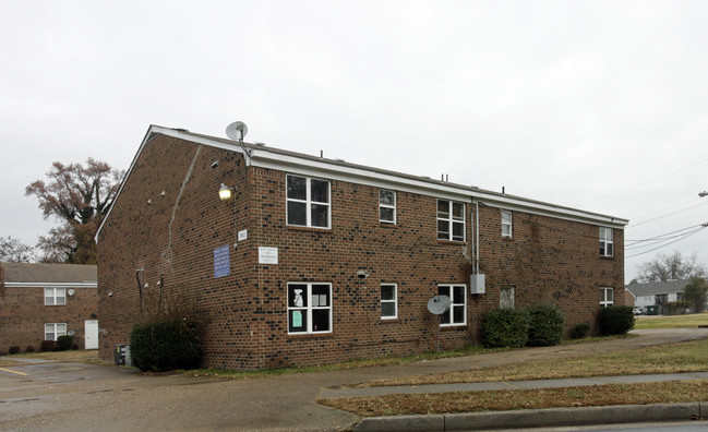 Wards Corner Apartments in Norfolk, VA - Foto de edificio - Building Photo