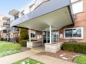 Elkhart Manor in Sarnia, ON - Building Photo - Building Photo