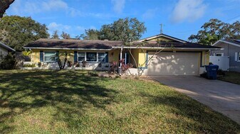 2395 6th Ave SW in Largo, FL - Building Photo