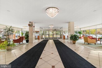 10201 Grosvenor Pl in Rockville, MD - Foto de edificio - Building Photo