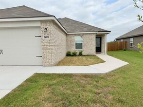 14108 Hacienda Ests Dr in Elgin, TX - Foto de edificio - Building Photo