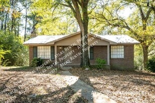 933 Crestview Dr in Adamsville, AL - Building Photo