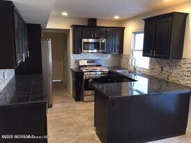 28 Irongate Ln in Matawan, NJ - Building Photo
