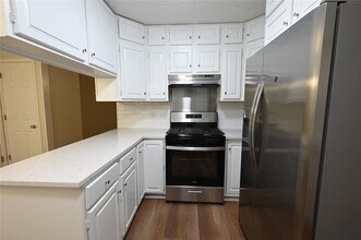 9715 Oak Hollow Dr in Austin, TX - Building Photo - Building Photo