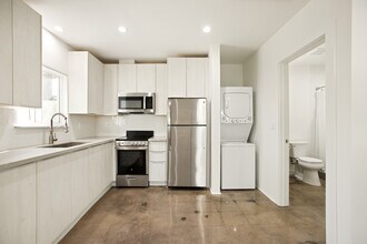 23044 Saticoy St in Los Angeles, CA - Building Photo - Building Photo