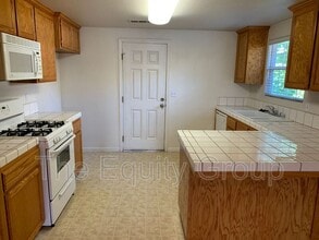 2210 N Vickie Ct in Visalia, CA - Building Photo - Building Photo
