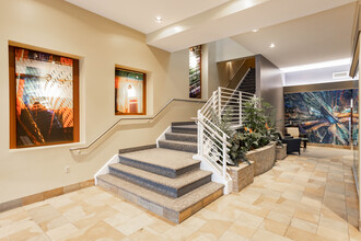 200 East Avenue Apartments and Townhomes in Rochester, NY - Foto de edificio - Lobby