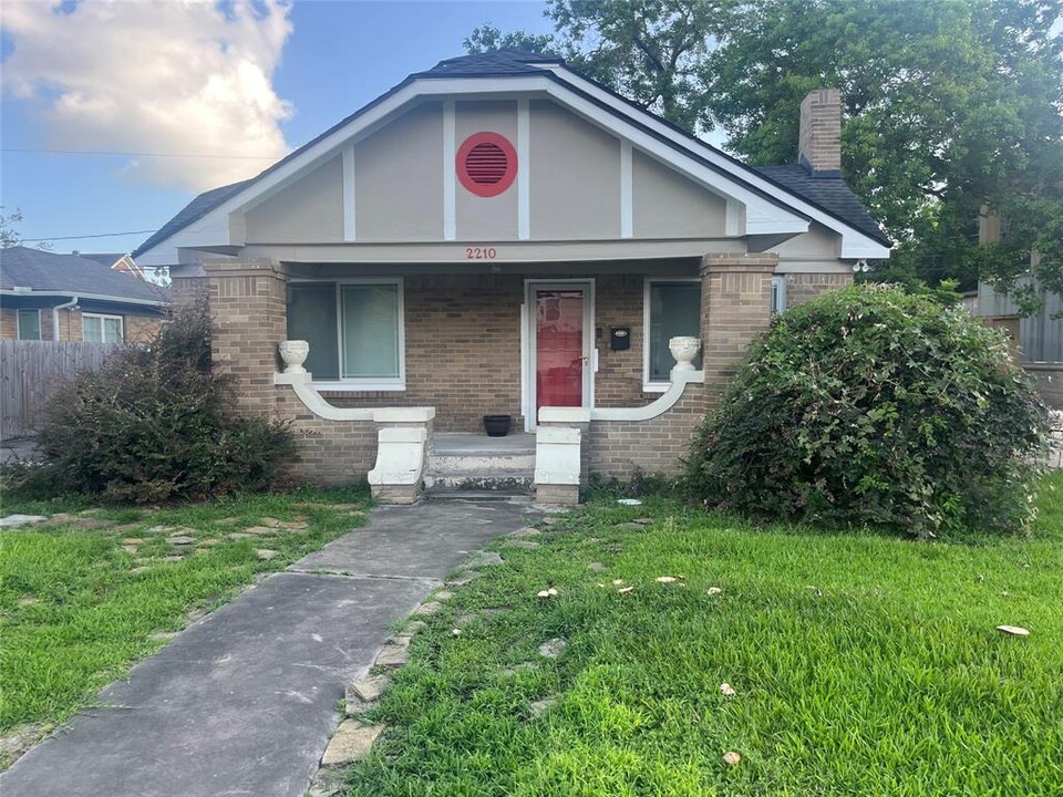 2210 Alabama St in Houston, TX - Building Photo