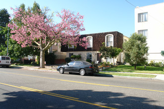 1221 E Wilson Ave in Glendale, CA - Foto de edificio - Building Photo