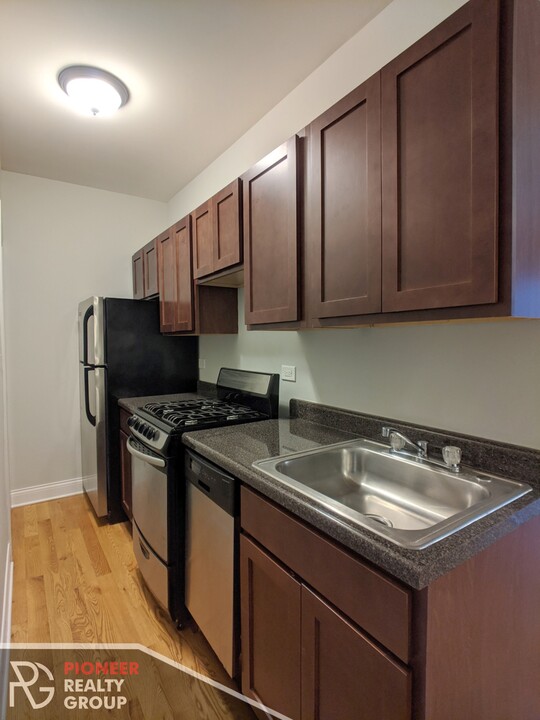 813 W Cornelia Ave, Unit 3D in Chicago, IL - Building Photo