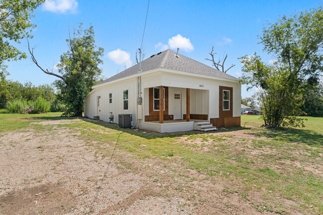 402 E Charles St in Riesel, TX - Building Photo - Building Photo