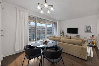 901 Rue de la Commune E in Montréal, QC - Building Photo - Building Photo