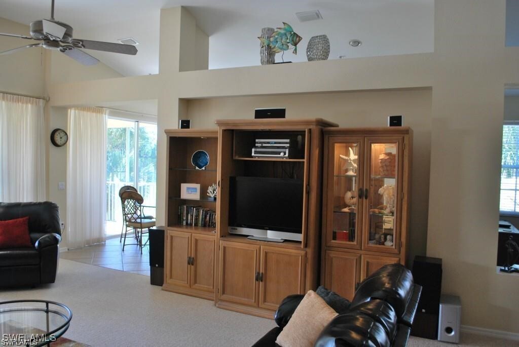 1585 Winding Oaks Way in Naples, FL - Foto de edificio