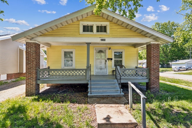 property at 2109 E Prairie Ave