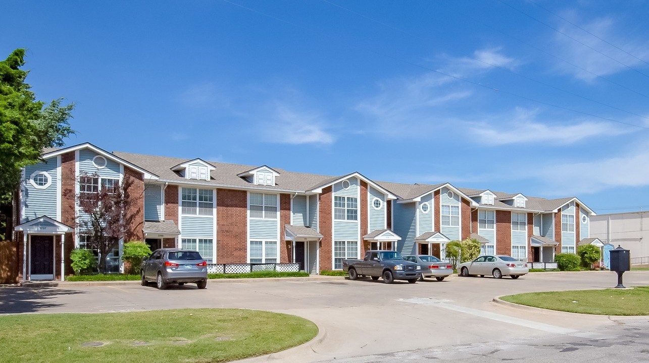 St Charles Townhomes in Oklahoma City, OK - Building Photo