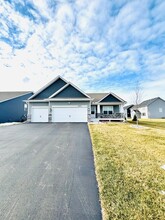 18031 Headwaters Dr in Lakeville, MN - Building Photo - Building Photo