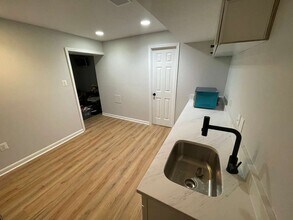 8025 Diving Cliff Ln in Springfield, VA - Foto de edificio - Building Photo