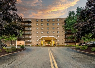 The Flats At Fox Hill in Monroeville, PA - Foto de edificio - Building Photo