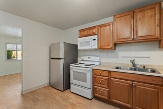521 N Harbor Blvd in West Sacramento, CA - Building Photo - Building Photo