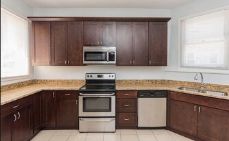 1911 W Chicago Ave in Chicago, IL - Building Photo