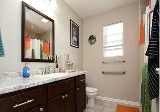 345 Spruce St, Unit B in Springfield, NE - Foto de edificio - Building Photo