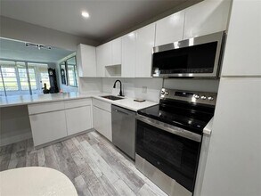 2601 S Palm Aire Dr, Unit 112 in Pompano Beach, FL - Building Photo - Building Photo