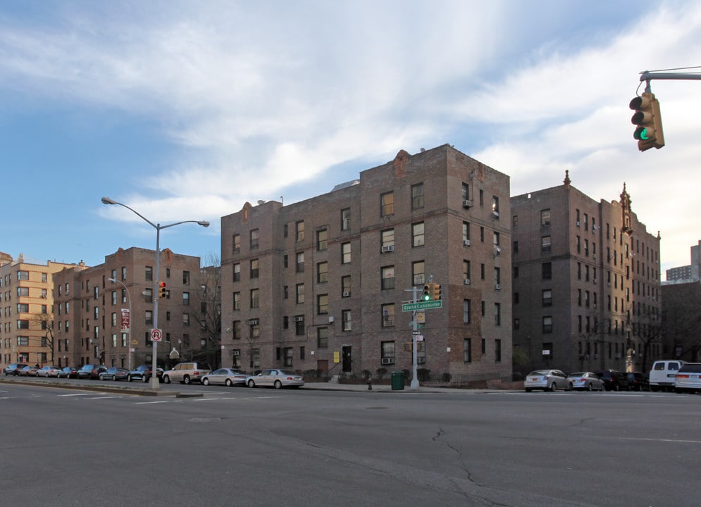 Thomas Gardens in Bronx, NY - Building Photo