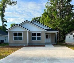 57 Spokan Trail in Crawfordville, FL - Building Photo