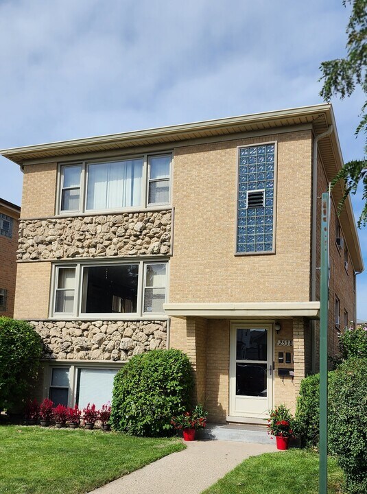 2538 N 75th Ave in Elmwood Park, IL - Foto de edificio