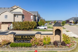 The Grand in Grand Blanc, MI - Building Photo - Building Photo