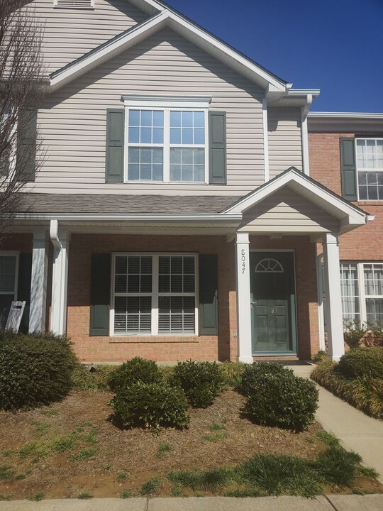 8047 Stoneham Ct in Matthews, NC - Foto de edificio