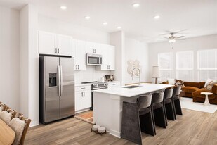 8350 US-290 in Austin, TX - Building Photo