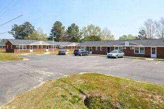 Summerlin East Apartment Homes in Fayetteville, NC - Foto de edificio - Building Photo