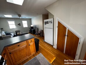 24 Burnham St, Unit 3 in Somerville, MA - Building Photo - Building Photo