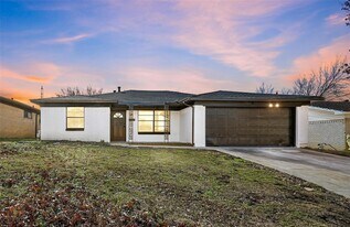 2724 Posey Dr, Unit 4A in Irving, TX - Building Photo
