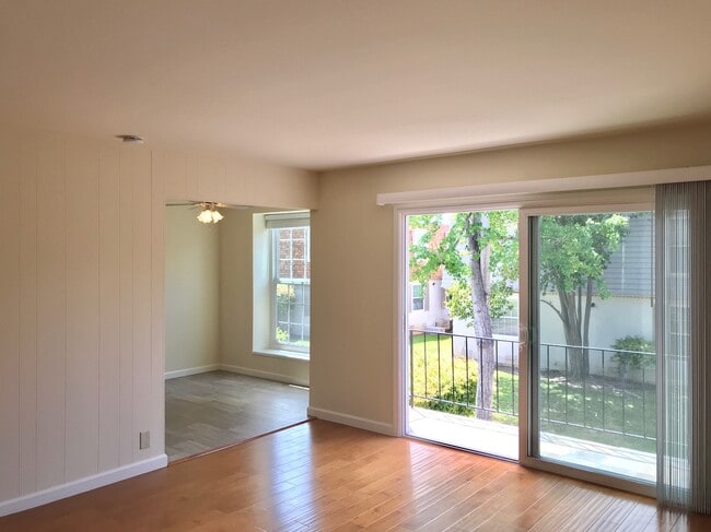 977 Mangrove Ave, Unit D in Sunnyvale, CA - Foto de edificio - Building Photo