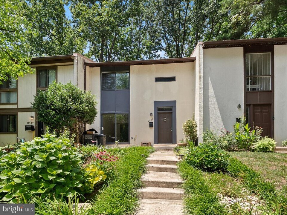 2459 Pyrenees Ct in Reston, VA - Building Photo