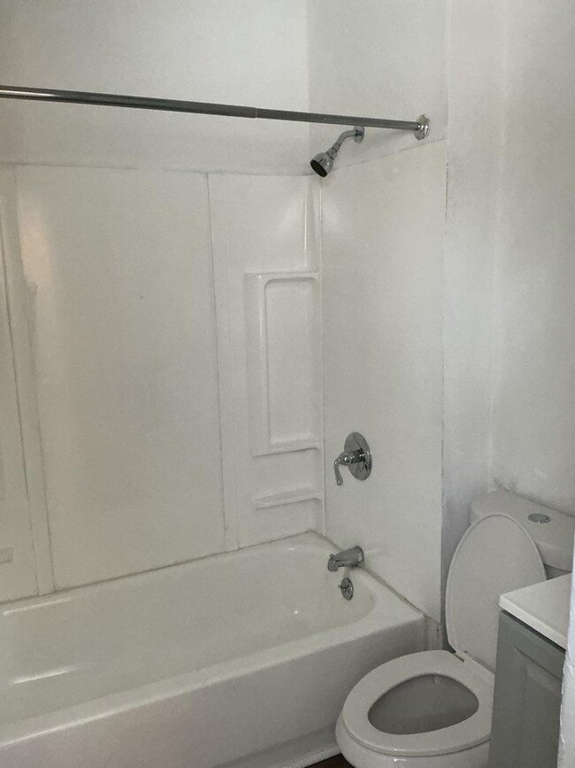 9904 Manor Ave in Cleveland, OH - Foto de edificio - Building Photo