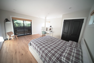5800 Hillview Park Ave in Van Nuys, CA - Building Photo - Building Photo