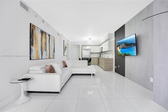 1300 Brickell Bay Dr in Miami, FL - Building Photo - Building Photo