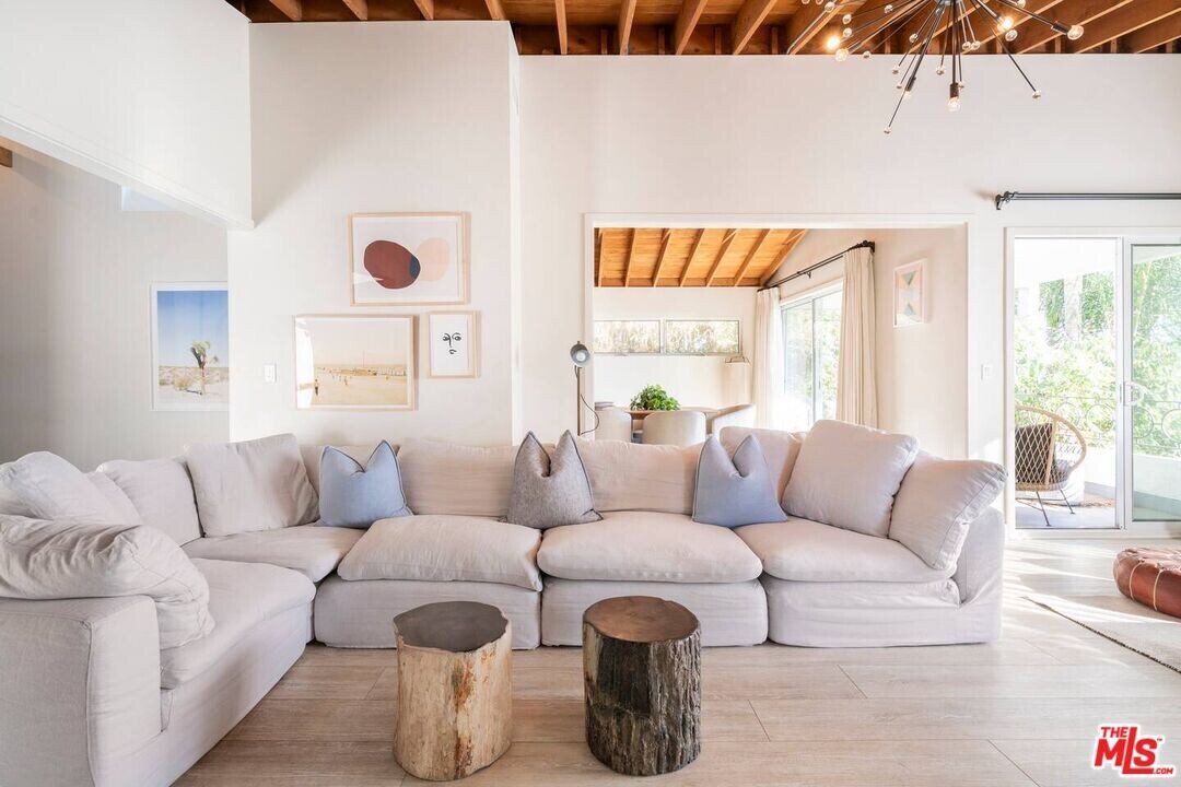 21555 Pacific Coast Hwy in Malibu, CA - Building Photo
