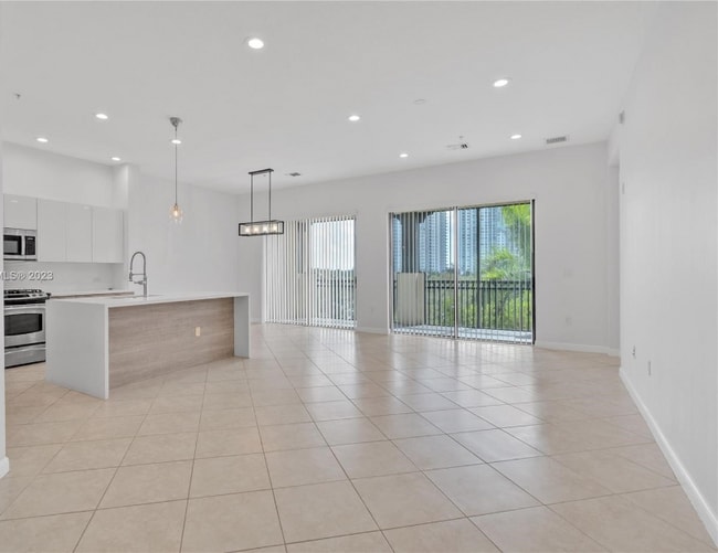 3055 NW 126th Ave in Sunrise, FL - Foto de edificio - Building Photo