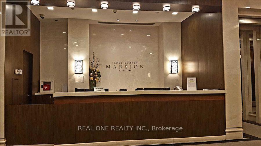 28 Linden St in Toronto, ON - Building Photo