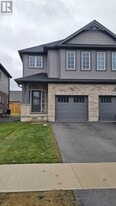 9336 White Oak Ave in Niagara Falls, ON - Building Photo