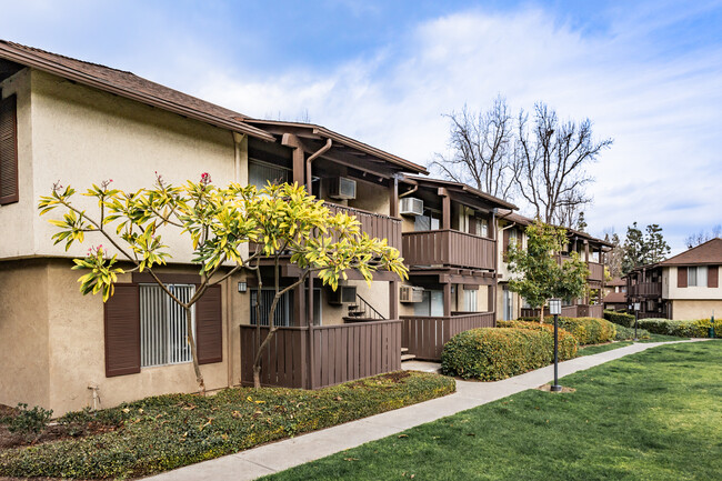 Country Hills Apartment Homes in Brea, CA - Foto de edificio - Building Photo