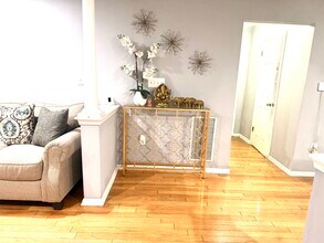 24 Lee Ct in Plainsboro, NJ - Foto de edificio - Building Photo