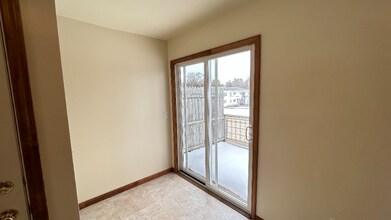 1052 Community Rd in Schenectady, NY - Foto de edificio - Building Photo