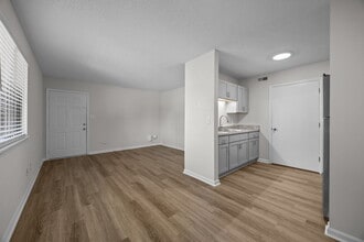 Thirteen08 in Greenville, NC - Foto de edificio - Building Photo