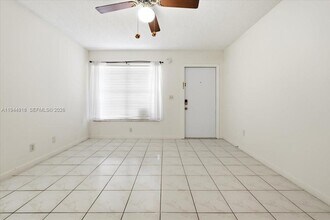 14861 SW 104th St in Miami, FL - Foto de edificio - Building Photo